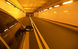 Auto v tunelu