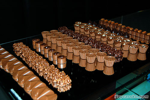 Čokoládové bonbony k ochutnávce na zrcadle