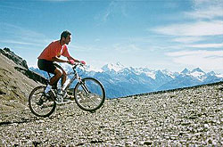 Cyklista jedoucí do kopce