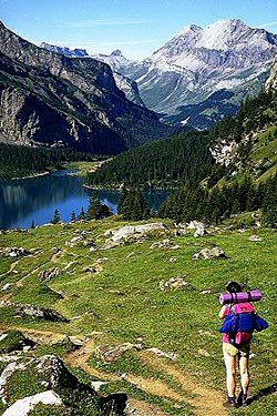 Kandersteg – turista míří k jezeru s horama v pozadí