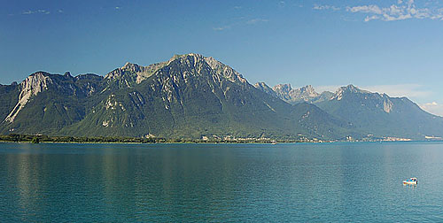 Ženevské jezero a hory nad ním
